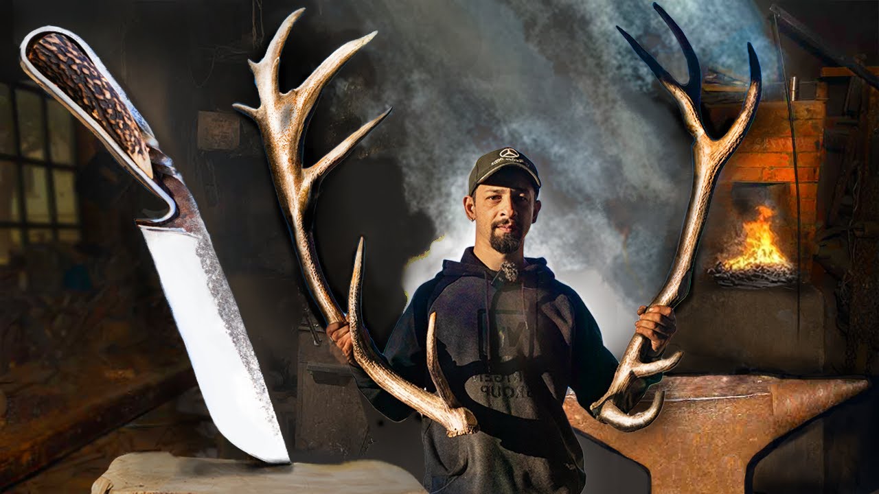 Мастер-ремесленник выковал нож из оленьего рога с кожаными ножнами