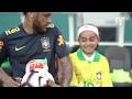 Fã ganha presente de aniversário e conhece Neymar Jr