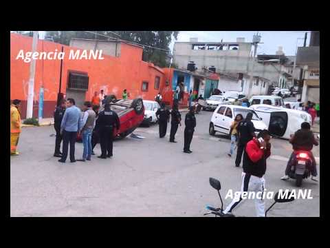 Autos de delincuentes volcados en Tecámac