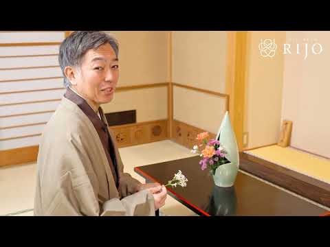Different ways of arranging flowers in the same vase