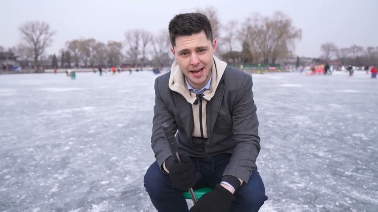 Citizens enjoy winter fun activities on frozen Shichahai lake - Walk Beijing | 走说北京-什刹海冰上乐园