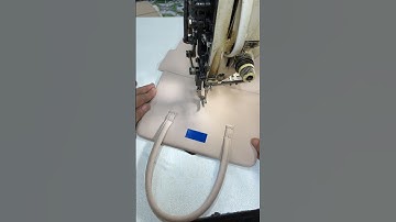 chặn quai nối đáy chiếc túi xách dạng hộp màu kem quá dễ luôn