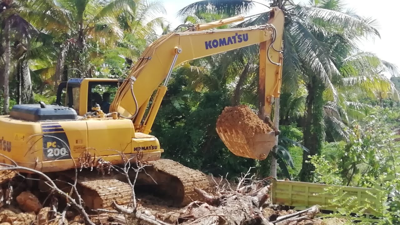  Mobil  Dump Truk  dan Excavator meratakan tanah  berbukit 