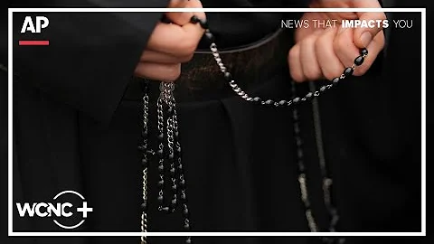 Thousands pay respects to Pope Francis