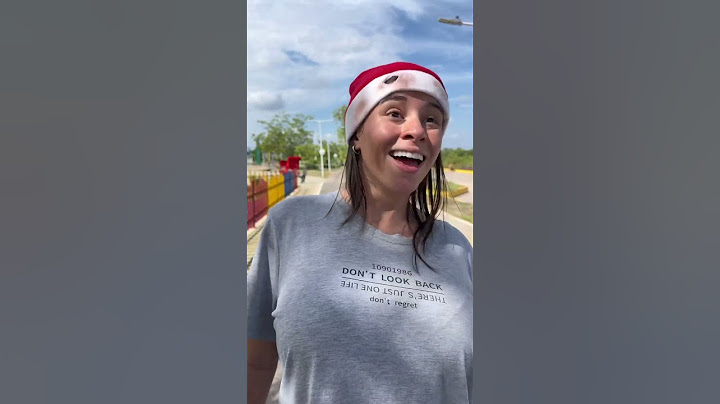 Santa le trae regalos a todos los niños