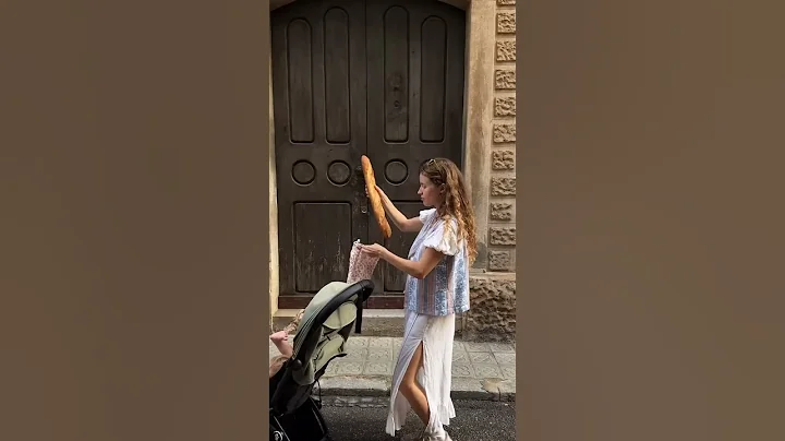 Did you know how easy a bakery run can be with your baby and the YOYO stroller?