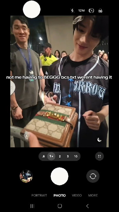 TXT did not want to sign my gucci wallet!! were so kind to ask a lot!! #txt #txtconcert #sendoff