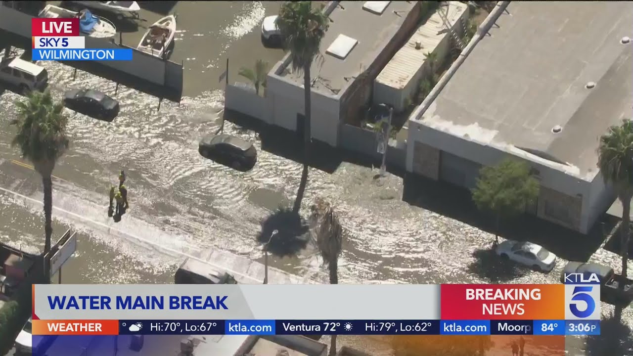 Large water main break floods streets in Wilmington - YouTube