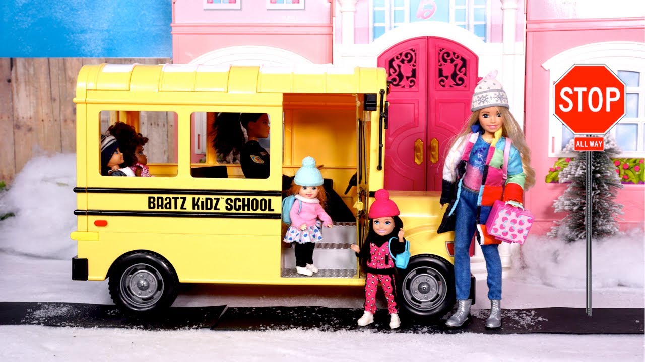 Familia Barbie y Ken Rutina de Mañana con Juguetes de Titi