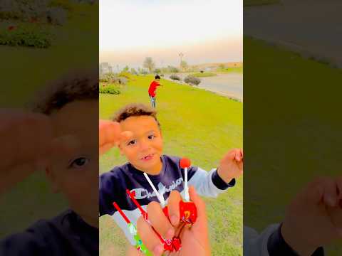 الأطفال أكلو كل اللولي بوب اللذيذ