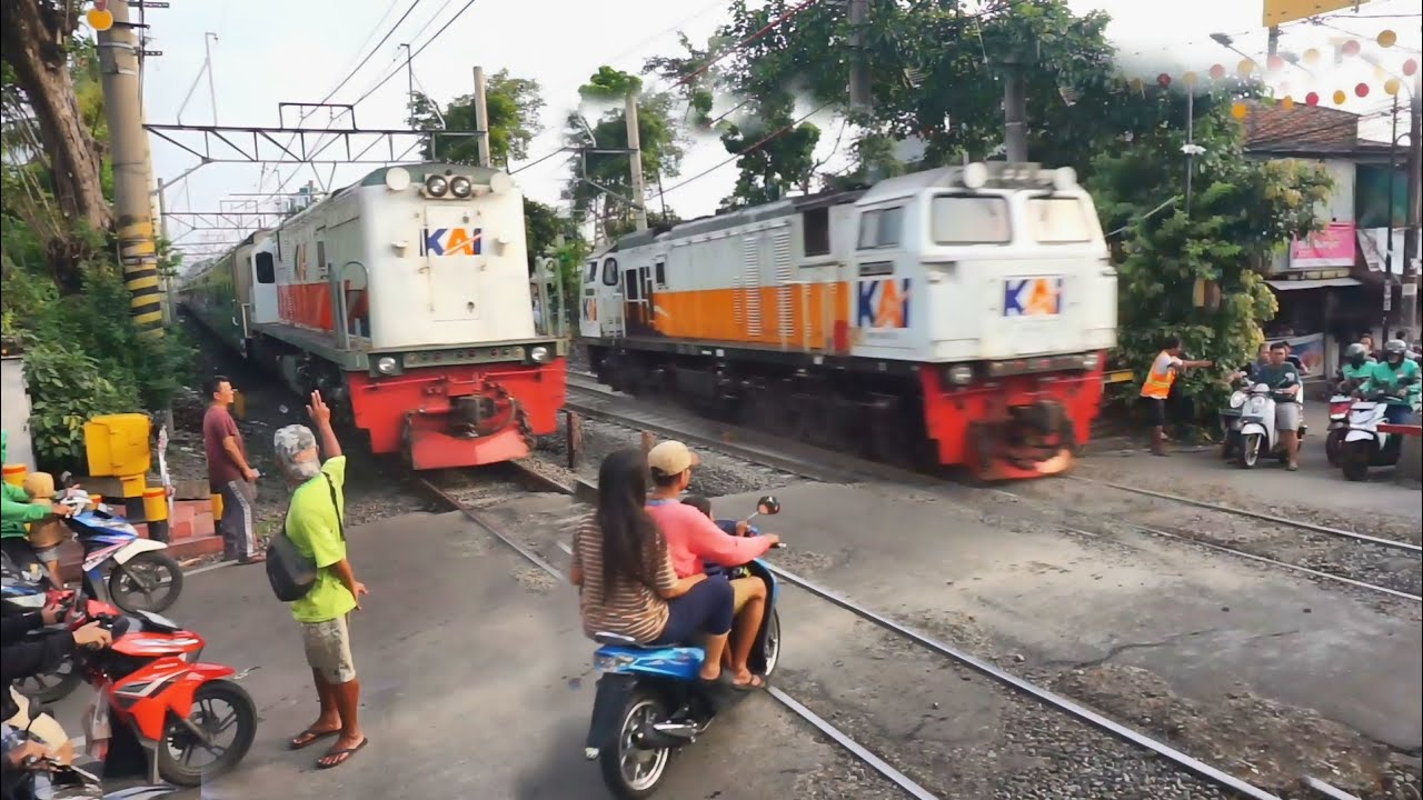 Detik detik kereta api panjang ngebut‼️ perlintasan jalur sibuk 