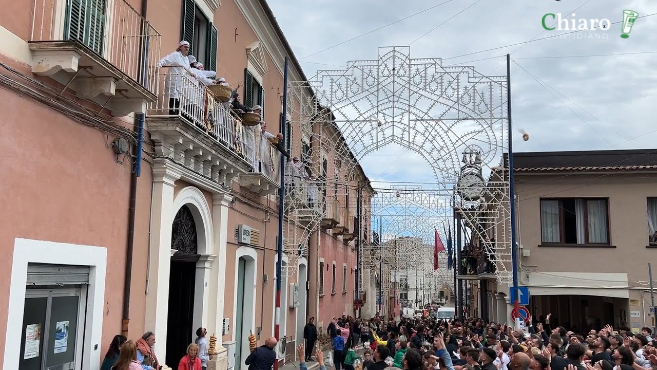 Pollutri, da Palazzo del Re il lancio di migliaia di taralli di San Nicola