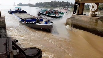 Nước chảy xiết ghe gổ tăng ga vượt cống muốn hết dầu mà qua không nỗi .