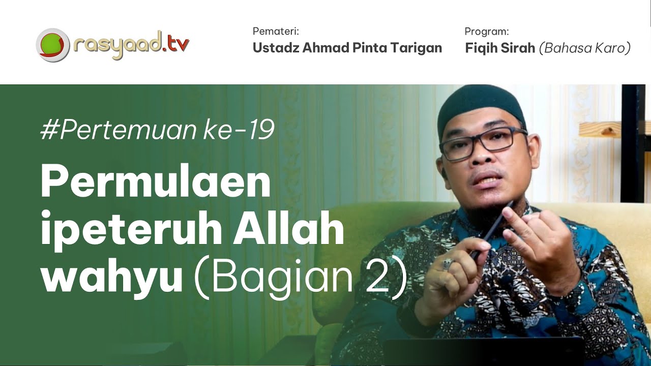 Faqat divanda qora paypoq va etik kiygan sargish