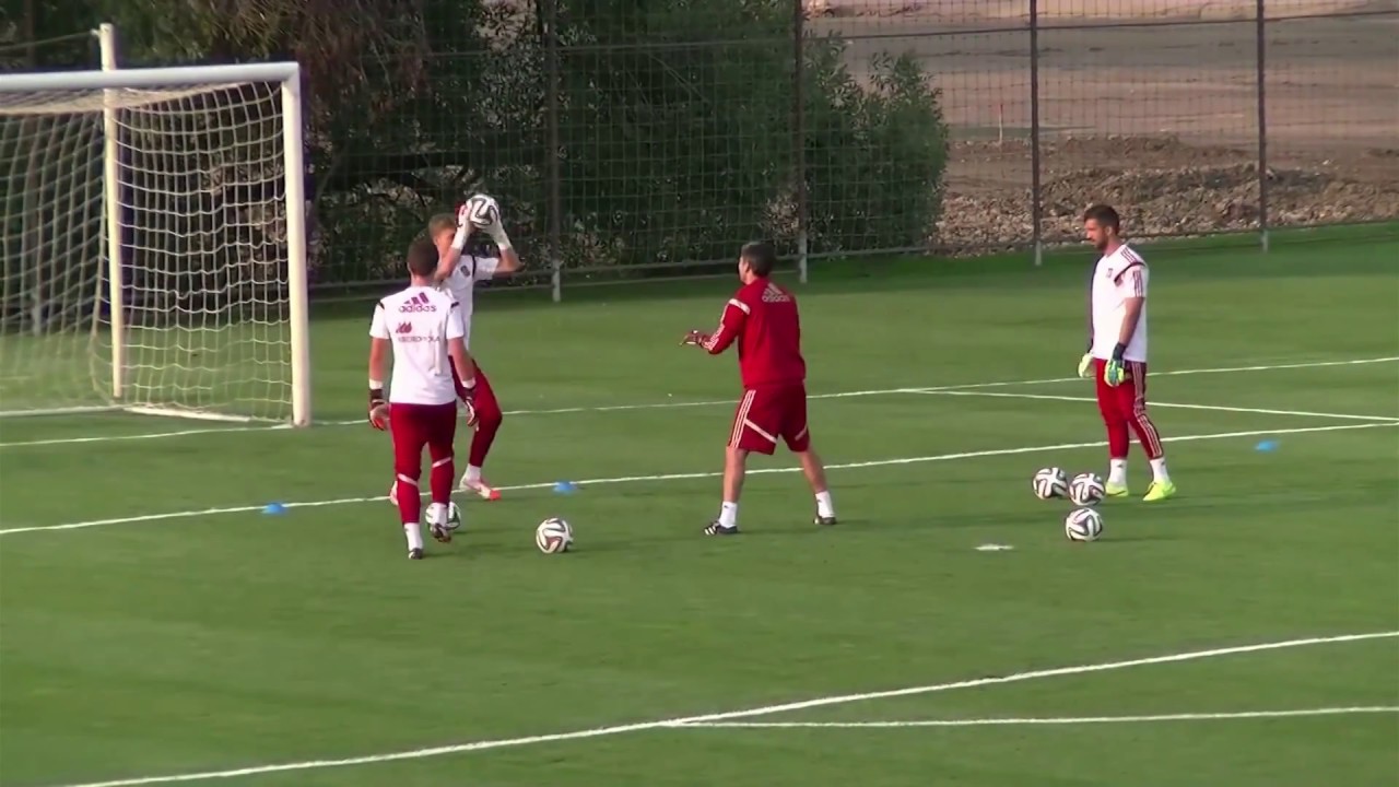 Miguel A  España Calentamiento porteros Sub21