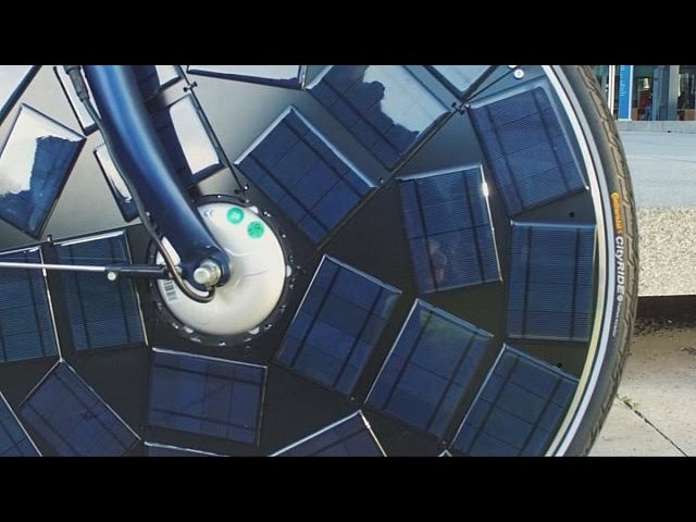 Una bicicleta con paneles solares en la rueda delantera - hi-tech - YouTube