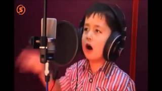 4 yaşındaki afgan çocuğun büyüleyen sesi Resimi