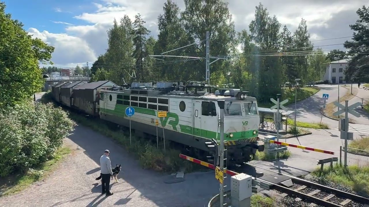 Tavarajuna ohittaa Hangon-radan viimeiset tasoristeykset Hyvinkäällä