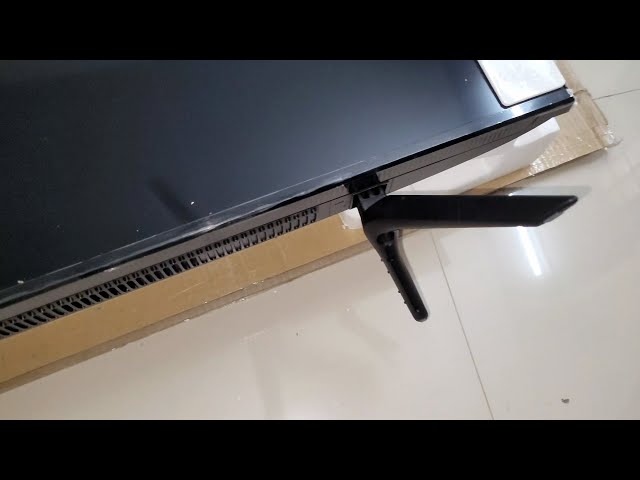 uren Infrarød Kro Samsung 4K Smart TV (55-Inch) - How to Assemble/Remove Stand (2022) -  YouTube