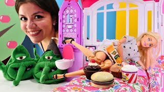 Kız oyunları. Barbie ile Hijyen ve temizlik oyunları! Çocuklar için eğlenceli videolar! screenshot 2