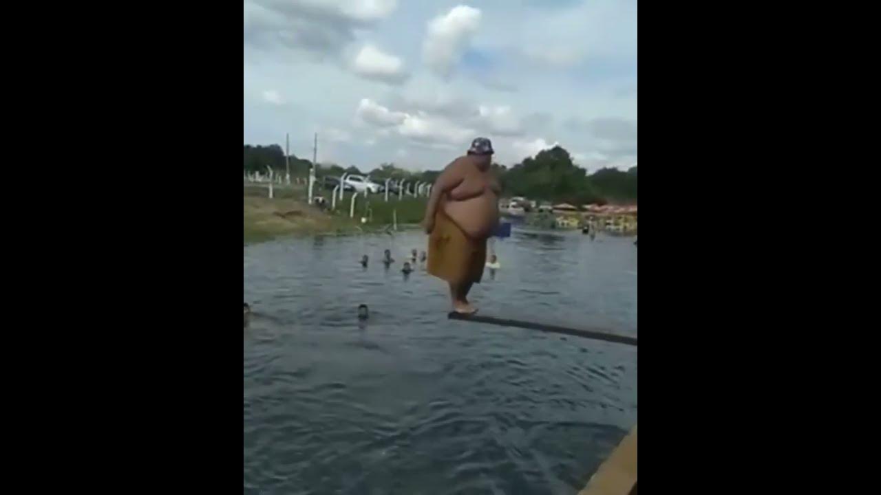 Толстяк прыгает в воду