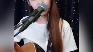 Video voorbeeld van "สายฝนกับคนไกลบ้าน อ้อย กะท้อน Cover By หลิน"