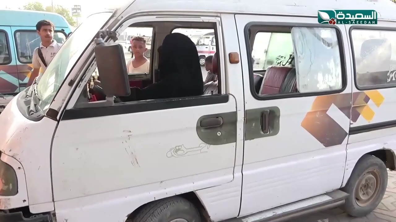 في تجربة غير مسبوقة فتاة تعمل سائقة باص أجرة في عدن