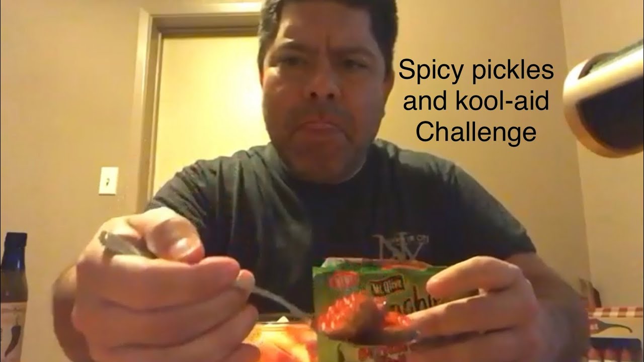 Spicy Pickle and koolaid challenge (Português e Inglês) YouTube