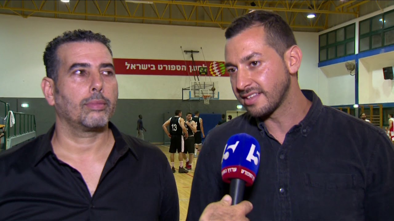 אליצור בת ים עולה לליגה ב', כדורסל.  הסיפור הוא השחקנים - כבאי וכושי עברי מדימונה הם הכוכבים.