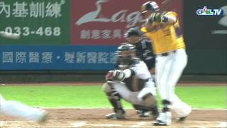 06/08 兄弟 vs Lamigo 二局上，林智勝擊出安打，連續上壘場次來到106場
