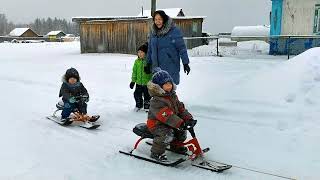 Покатушки на самодельном снегоходе с детьми