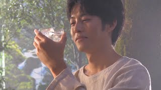 【7タイプ全部見せ】松坂桃李、“神秘的な森”で焼酎を味わう　『本格麦焼酎 霧島ほろる』『本格米焼酎 霧島するる』CM全7タイプ＆メイキング