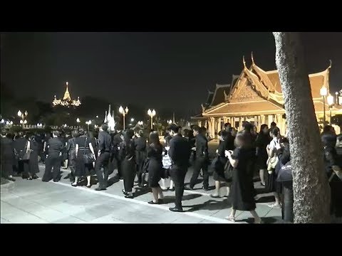 ปชช.ทั่วสารทิศ เดินทางเข้ากราบถวายบังคมพระบรมศพเนืองแน่น
