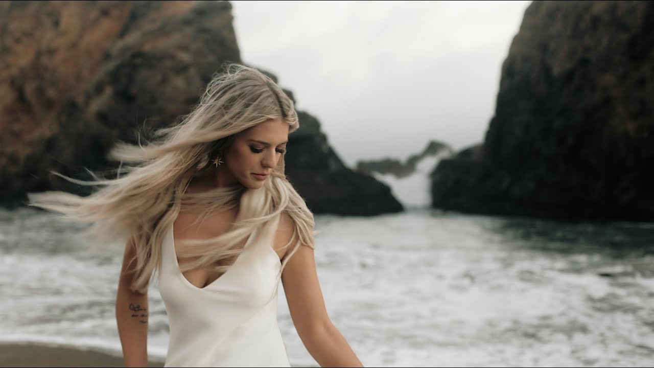 Big Sur Elopement | Keyhole Arch at Pfeiffer Beach in California