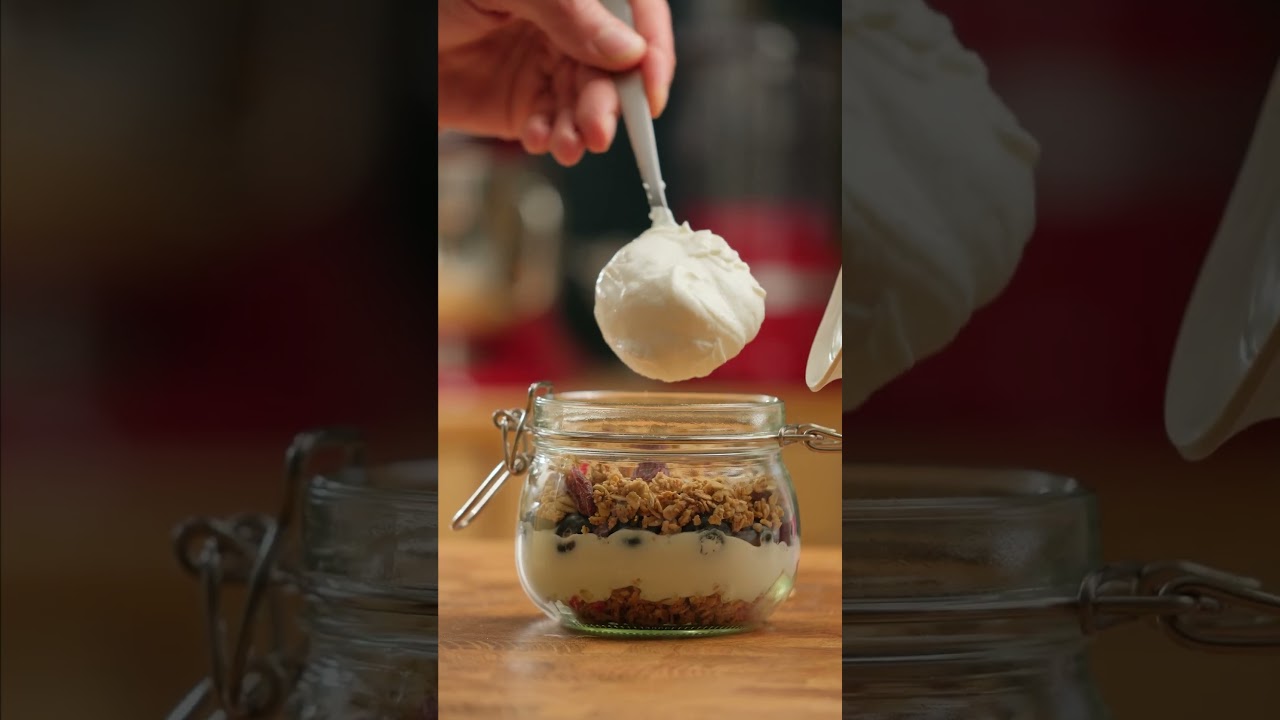Okulda ya da işte güne hafif bir başlangıç için Granola Kasesi tarifiniz hazır. ????