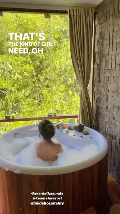 Kiky Saputri Mandi Di bak Hotel