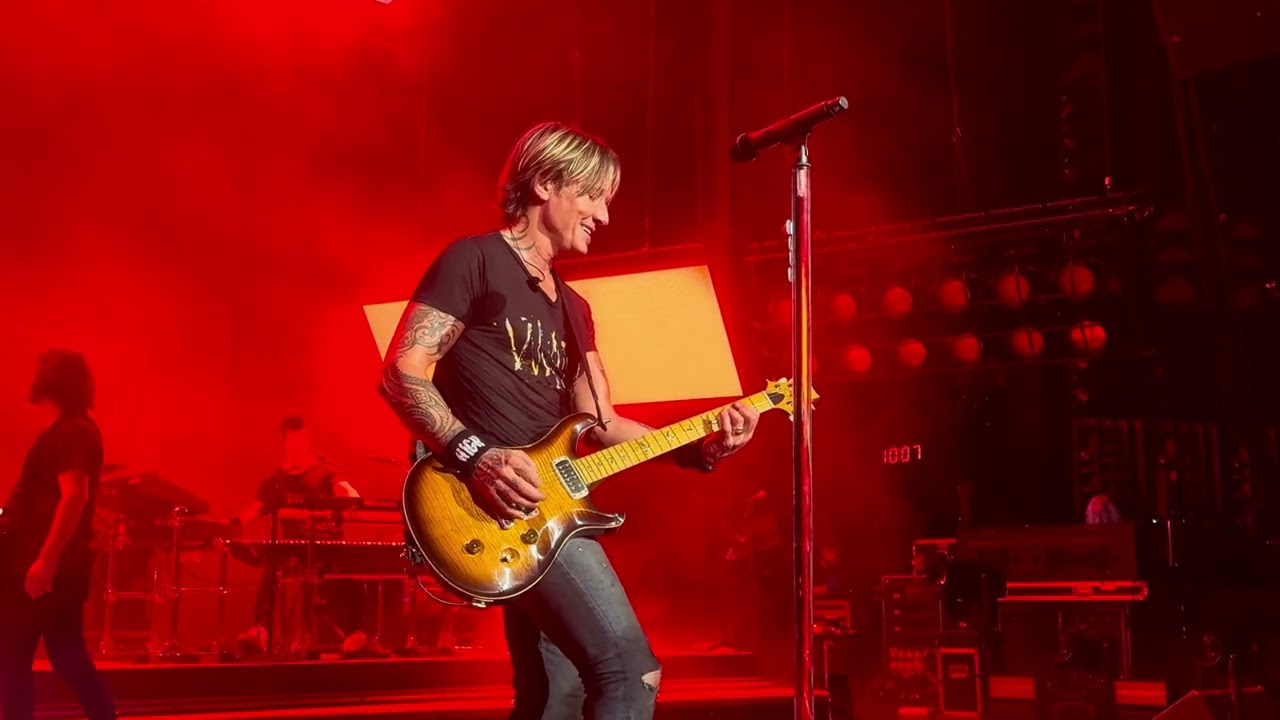 Keith Urban - Kiss a Girl / Who Wouldn’t Want to Be Me - Pine Knob, Clarkston, Michigan 6/22/25