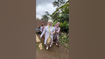 Perjuangan pengantin berjalan melewati tanjakan saat musim hujan #youtube #shorts #wedding #fyp
