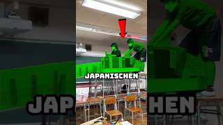 Japanische Schüler haben das nur mit Tischen und Stühlen gebaut! 🎢🔥