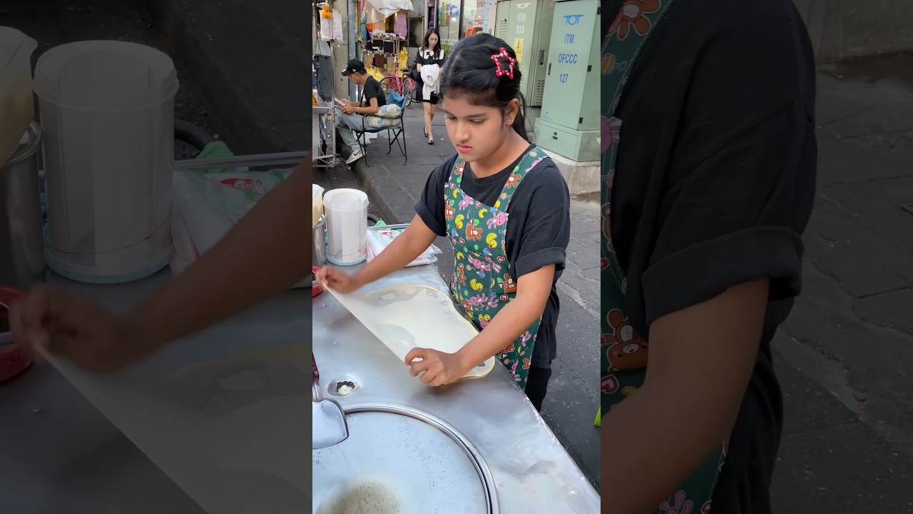 The Most Popular Roti Lady in Bangkok - Banana Roti | Thai Street Food
