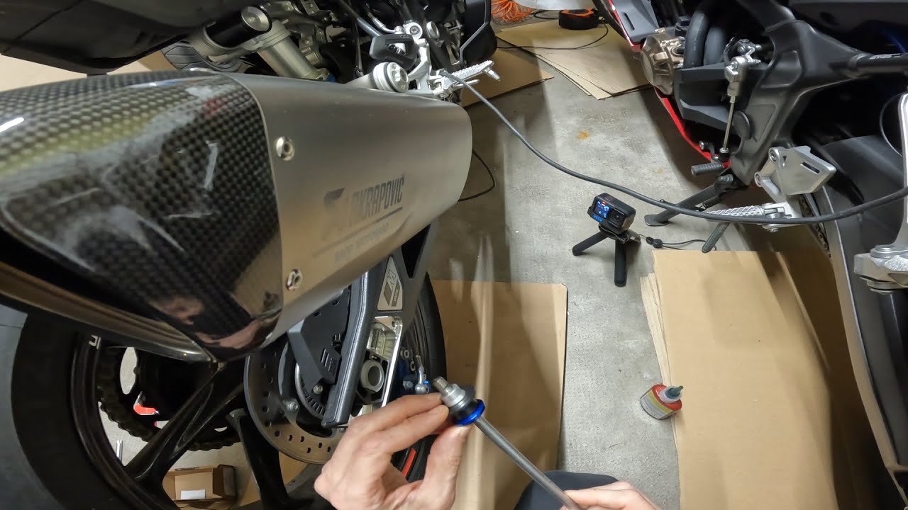 BMW M1000 RR 25 montaggio supporti bmw per il cavalletto posteriore