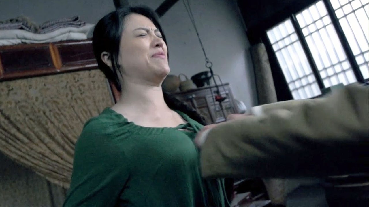 村姑遭雙龍拳突襲胸部，豈料她反手一招制敵！