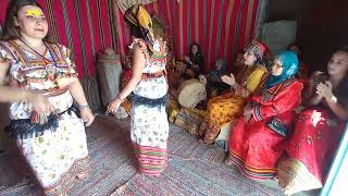 danse kabyle, Urar n lxalath - Chant Traditionnel Dans une maison traditionnelle kabyle à Bouzeguene