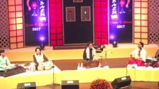 Maine roka bhi nahi aur wo thera bhi nahin - Talat Aziz in BAZM 2017