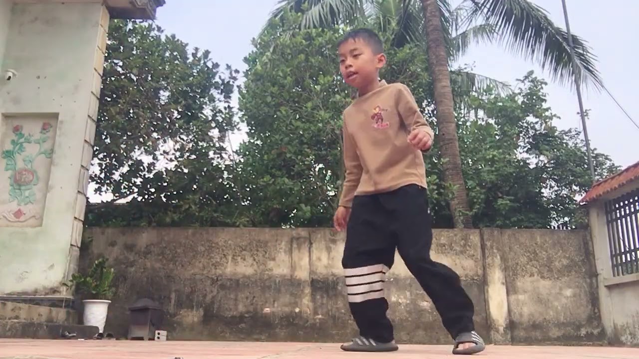 1 trận đá bóng căng thẳng 