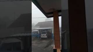 longsor datang tiba-tiba, perhatikan mobil biru itu