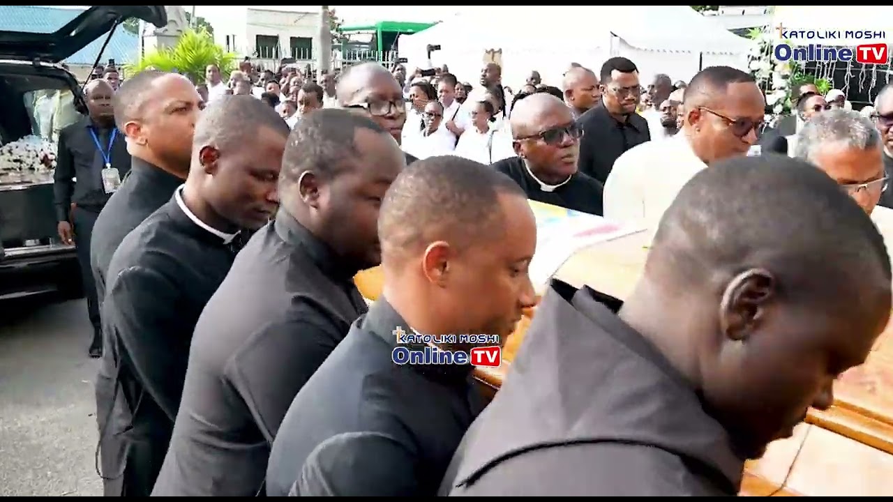 TAZAMA MAPOKEZI YA MWILI WA MWADHAMA POLKARP KADINALI PENGO KANISA KUU LA MT. YOSEFU DSM