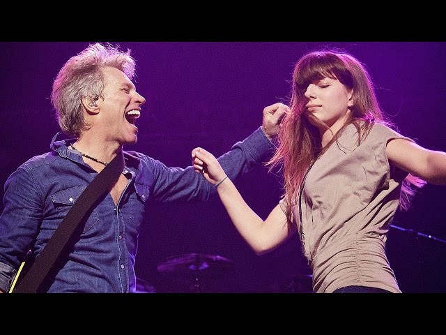 JON BON JOVI DANCING WITH HIS DAUGHTER ⭐️ Las Vegas 2017 class=