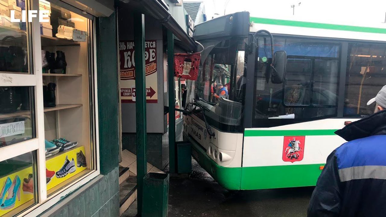 Автобус влетел в ТЦ в Москве