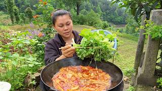 今天用酸辣椒炒一锅肉，配着蔬菜又香又辣很下饭 Sour chili stir fried meat, delicious with vegetables